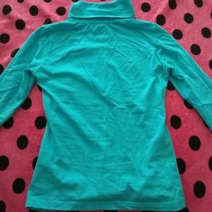 A long Sleeves turtle neck shirt